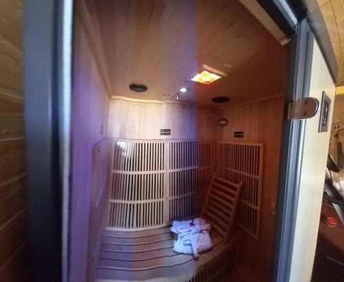 ein kleines Zimmer mit Sauna mit Stuhl darin in der Unterkunft La Toscana Costinești in Schitul