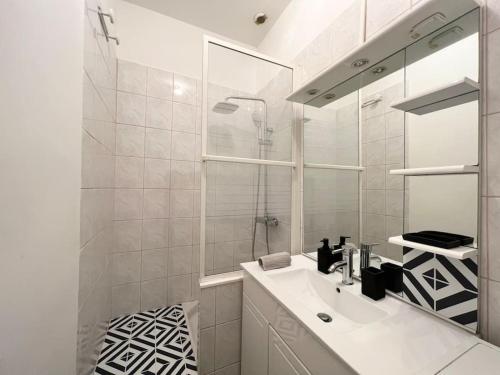 a white bathroom with a sink and a shower at L’intimiste - Melun centre - proche gare in Melun