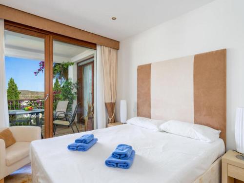Un dormitorio con una cama con toallas azules. en Marbella Hills en Marbella