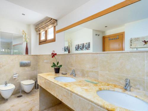 - Baño con 2 lavabos y aseo en Marbella Hills en Marbella