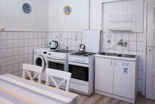 uma cozinha com um fogão e um lavatório em Pokoje w Kuźnicy u Andrzeja em Kuźnica