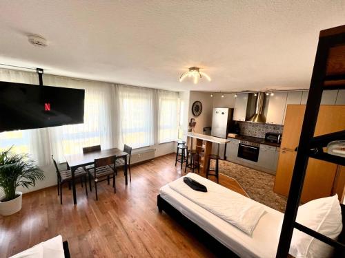 ein Wohnzimmer mit einer Küche und einem Esszimmer in der Unterkunft Apartment im Stadtzentrum mit W-LAN und Netflix Home Sweet Home in Fürth