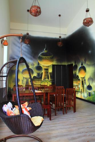 a room with a dining room with a basket of toys at Meet Canaan in Xikou