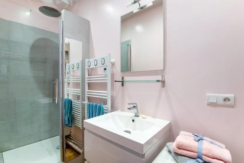 Ένα μπάνιο στο Le Monarque - Appartement avec jardin