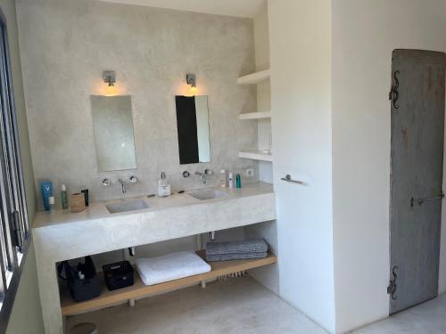 Baño con 2 lavabos y espejo en Mas Arietis, en Saint-Rémy-de-Provence