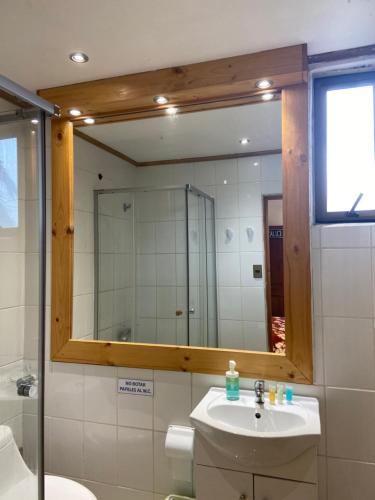a bathroom with a sink and a mirror at Hostal Maitencillo Norte in Maitencillo