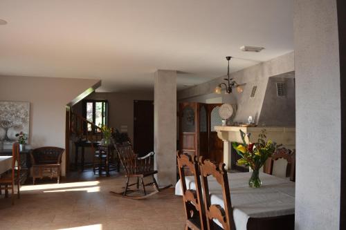奧維多的住宿－el calero，厨房以及带桌椅的用餐室。