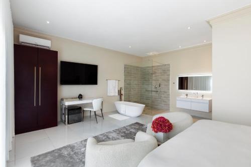 TV a/nebo společenská místnost v ubytování Fauchil Boutique Hotel