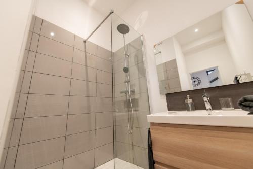 łazienka z prysznicem i umywalką w obiekcie KASA LOFT CENTRE 2 - WIFI et TV - Confortable et stationnement gratuit à proximité w mieście Saint-Étienne