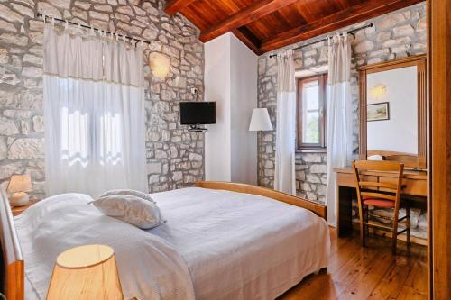 um quarto com uma cama com uma parede de pedra em Albino in Kršan (Haus für 6 Personen) em Kršan