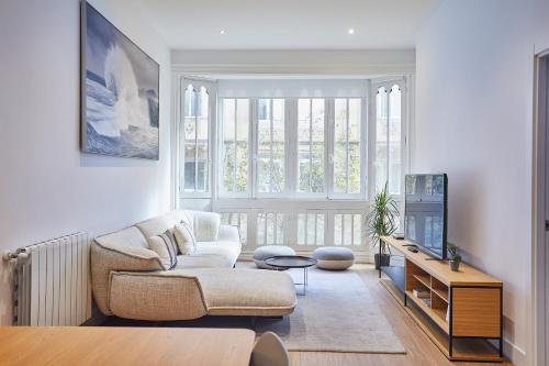 Televízia a/alebo spoločenská miestnosť v ubytovaní Getaria by Basque Homes