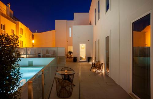 un patio de un edificio con piscina en Casa Margô, en Lagos