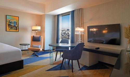 TV a/nebo společenská místnost v ubytování Hilton Amman