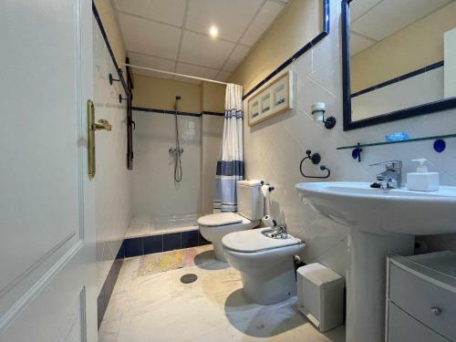 a bathroom with a toilet and a sink at B2 Bajo con terraza de 32 m2 en Playa Granada in Motril