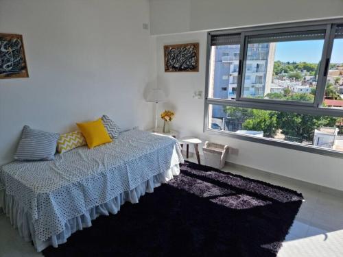 Giường trong phòng chung tại Hermoso departamento cerca del parque y centro