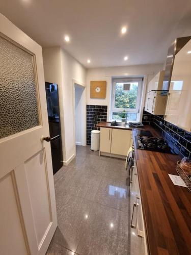 a kitchen with a stove and a counter top at Lovely 3 bed apartment in Aberdeen in Aberdeen
