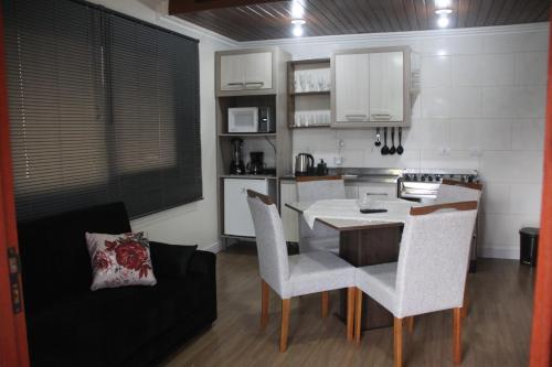 cocina con mesa y sillas en una habitación en Apartamento Erthal, en Canela