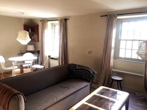 Χώρος καθιστικού στο TY CAPEL ABERSOCH beaches, comfy beds, super Wi-Fi, TV, wood fires, garden, bbq