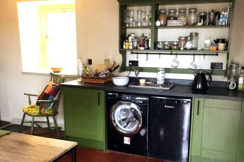 Η κουζίνα ή μικρή κουζίνα στο TY CAPEL ABERSOCH beaches, comfy beds, super Wi-Fi, TV, wood fires, garden, bbq
