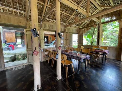 une salle à manger avec des tables et des chaises dans un bâtiment dans l'établissement Ginn's House, à Sa Pả