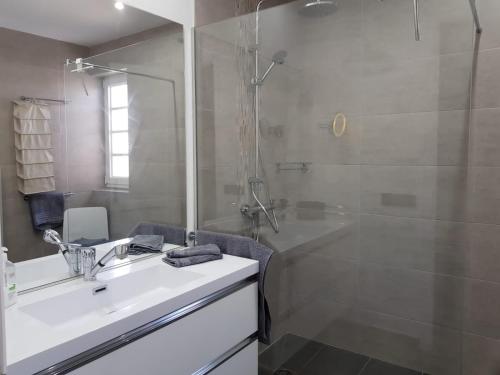 bagno con lavandino bianco e doccia di Villa Annelie a La Pared