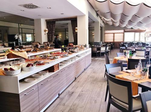 un buffet avec des plats exposés dans un restaurant dans l'établissement Crowne Plaza Rome St. Peter's by IHG, à Rome