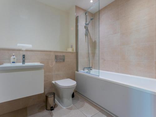 y baño con aseo, ducha y lavamanos. en Pass the Keys Heather Court Lovely 1 bedroom flat in Westbourne with parking, en Bournemouth