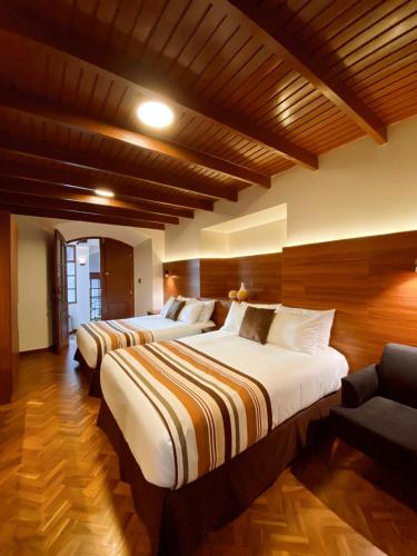 Ein Bett oder Betten in einem Zimmer der Unterkunft San Juan Suites