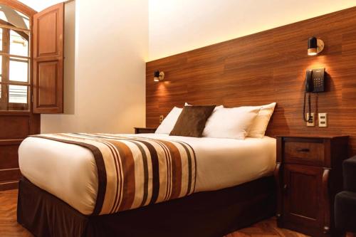 Ein Bett oder Betten in einem Zimmer der Unterkunft San Juan Suites