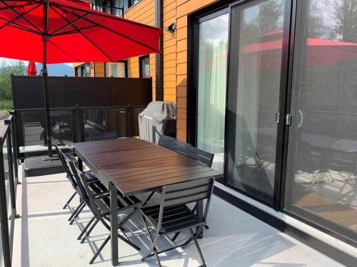 Balkón nebo terasa v ubytování Le Memph Aigle spacious comfortable condo cottage eco friendly 3 bedrooms - hot tub & pool Memphrémagog Lake