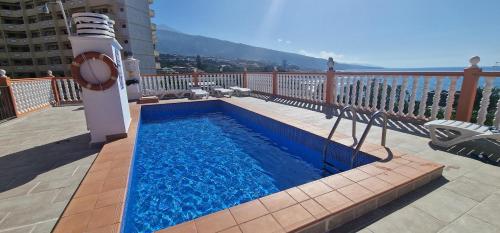 - une petite piscine sur le balcon d'un bâtiment dans l'établissement Estudio Neya, à Puerto de la Cruz
