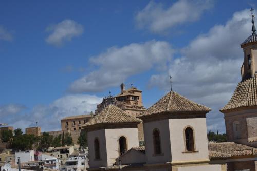 卡拉瓦卡德拉克魯斯的住宿－Caravaca Luna Ballesta，一座教堂,在城市前有两座塔楼