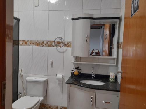 クイアバにあるHostel Aconchego do Lar - CPA 1のバスルーム(トイレ、洗面台、鏡付)