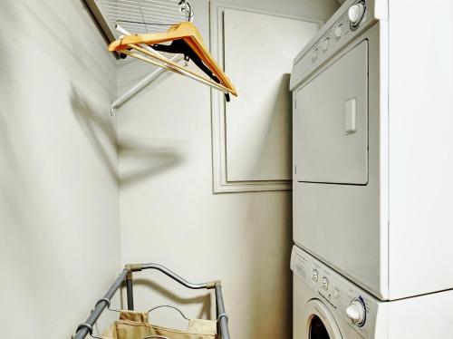 a laundry room with a washer and dryer at Condo 105 33 Chemin du Hameau by Les Chalets Alpins in Stoneham