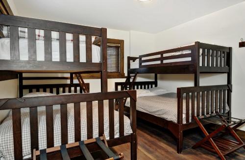 Cette chambre comprend 3 lits superposés. dans l'établissement Chalet 27 Chemin Blanc by Les Chalets Alpins, à Stoneham