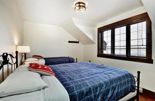 a bedroom with two beds and a window at Chalet 27 Chemin Blanc by Les Chalets Alpins in Stoneham