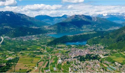 una vista aérea de un valle con un lago y montañas en APPARTAMENTO ELISA en Levico Terme