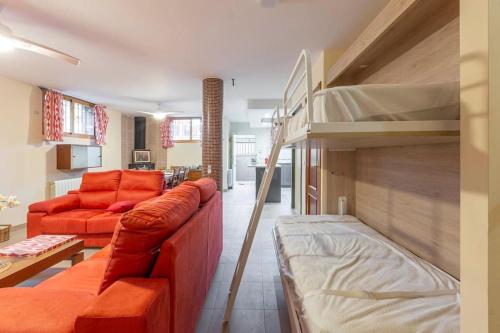 uma sala de estar com um sofá e um beliche em Villa Ca'n Serra em Cájar