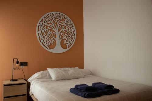 1 dormitorio con 1 cama con 2 toallas azules en Piso para cuatro a los pies de la Alhambra, en Granada