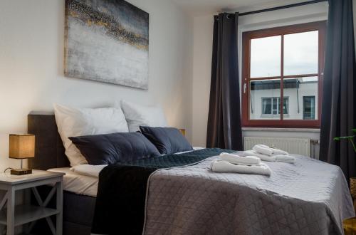 een slaapkamer met een bed met handdoeken erop bij JeyFL Apartments: Zentral - stilvoll - komfortabel in Maagdenburg