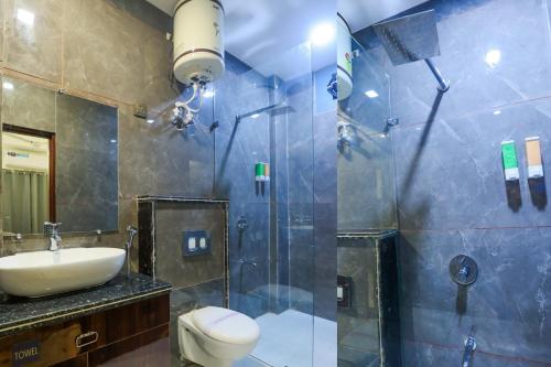 e bagno con doccia, servizi igienici e lavandino. di Perfect Stayz Aiims - Hotel Near Aiims Rishikesh a Rishikesh