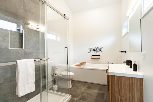 y baño con aseo y lavamanos. en Le Memph Aigle spacious comfortable condo cottage eco friendly 3 bedrooms - hot tub & pool Memphrémagog Lake, en Magog-Orford