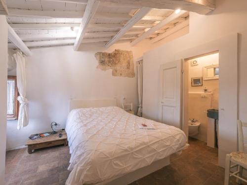 ein Schlafzimmer mit einem weißen Bett in einem Zimmer in der Unterkunft Locanda Della Buona Ventura in Bagnoregio