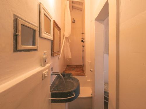 ein Bad mit einem Waschbecken und einem Spiegel in der Unterkunft Locanda Della Buona Ventura in Bagnoregio