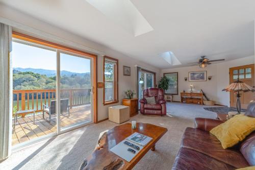 sala de estar con sofá y mesa en Redwoods on the River Retreat, en Smith River