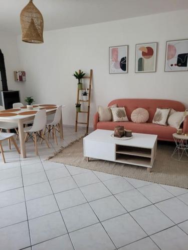 un salon avec un canapé et une table dans l'établissement Gîte Animals King'Dôme 8min du Zoo de Beauval, à Noyers-sur-Cher