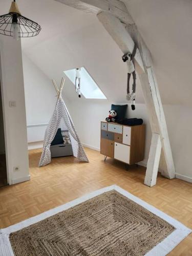 - un salon avec une pièce blanche dotée d'un tapis dans l'établissement Gîte Animals King'Dôme 8min du Zoo de Beauval, à Noyers-sur-Cher