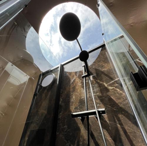 a camera on the glass floor of a building at Sierra Salvada Bubbles in Salmantón