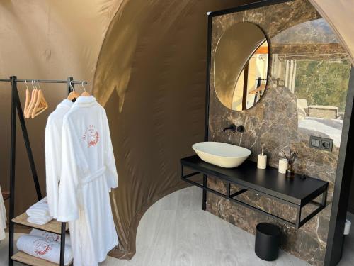 y baño con lavabo y espejo. en Sierra Salvada Bubbles en Salmantón