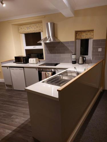 uma cozinha com um lavatório e uma bancada em Entire two bedroom house in penrith em Penrith